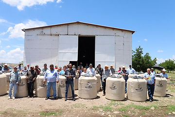 Entregan tinacos para fortalecer el almacenamiento de agua en comunidades de Balleza