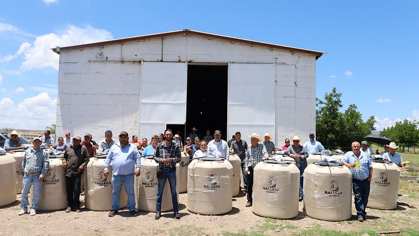 entregan tinacos para fortalecer el almacenamiento de agua en comunidades de balleza