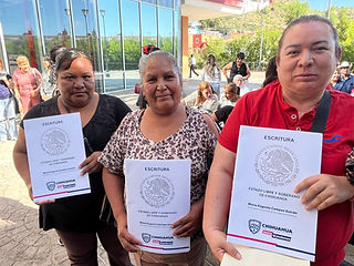 Entrega SDUE 60 escrituras de propiedad a familias de Parral