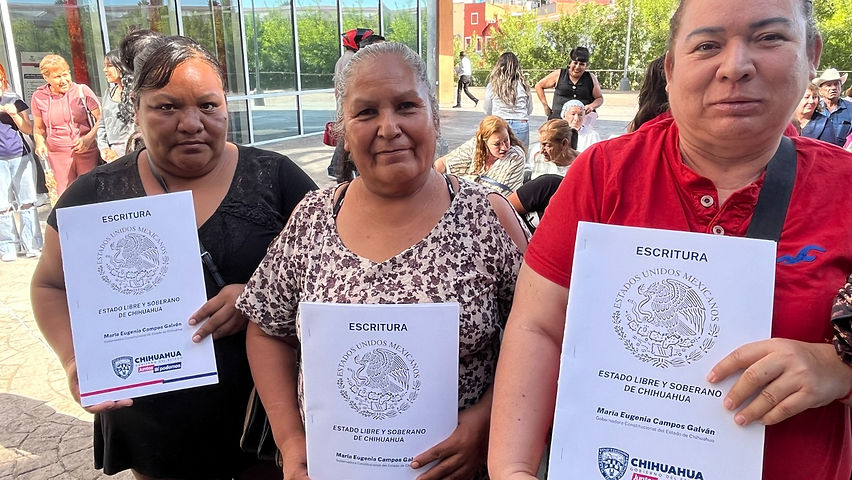 entrega sdue 60 escrituras de propiedad a familias de parral