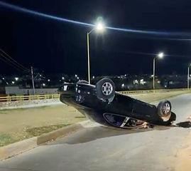 Volcadura en la Vialidad Ferrocarril deja cuantiosos daños materiales