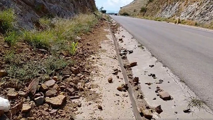 deslaves y rocas gigantes obstruyen el periferico norte