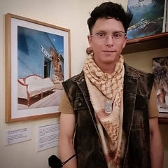 El parralense Abraham Quiñonez Acosta expone en la Ciudad de México junto con otros cinco jóvenes provenientes de diferentes partes de la república, destaca la obra “Lo que siento cuando no veo”.
Mostrando el trabajo de treinta y seis alumnxs provenientes de seis municipios diferentes de varios estados, quienes buscan transmitir los enfoques personales, formales, emocionales y la estética que existe dentro de la representación de sus comunidades
Las obras expuestas es el resultado de un ejercicio de cuestionamiento y exploración mediante el uso de la fotografía análoga como vehículo de comunicación, conexión y transformación. El joven Parralense, Abraham Quiñonez Acosta, presentó su obra “Lo que siento cuando no veo”, el expositor al describir el significado de la fotografía presentada, comenta lo siguiente: