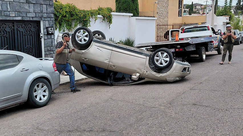 choque con volcadura deja una mujer lesionada e la calle francisco sarabia