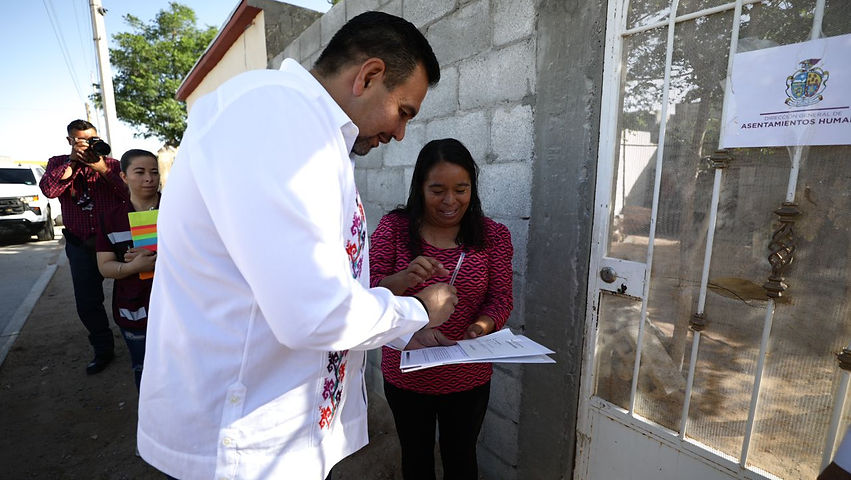 Entrega Presidente Municipal Cruz Pérez títulos de propiedad casa por casa