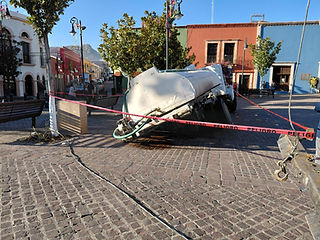 Cae pipa de agua mientras realizaba labores de mantenimiento en Plaza de la Identidad