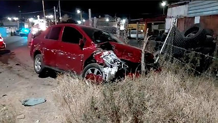 Choque entre dos vehículos deja solo daños materiales en acceso al Hospital General