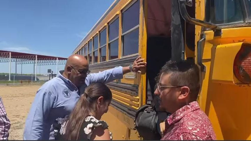entregan camion para cubrir ruta hacia la comunidad de las negras en matamoros