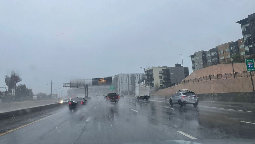 Amanecen con lluvias y agua nieve en Denver, Colorado