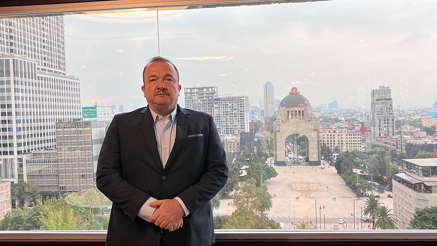 Jorge Pacheco se registra en Morena como aspirante a la defensa de la 4T