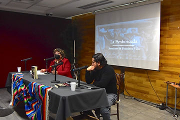 La Biblioteca Legislativa "Carlos Montemayor Aceves" en conmemoración de la Revolución Mexicana, llevó a cabo la conferencia y presentación del libro “La emboscada, asesinato de Francisco Villa”, a cargo de Reidezel Mendoza Soriano escritor y autor chihuahuense.
María Soledad Limas Frescas, titular de la Biblioteca del Congreso del Estado, comentó que uno de los objetivos de dicha área, es dar a conocer y difundir a los escritores y autores chihuahuenses, además de continuar resaltando las tradiciones, hechos históricos, así como promover y fomentar la cultura y la lectura en la sociedad.