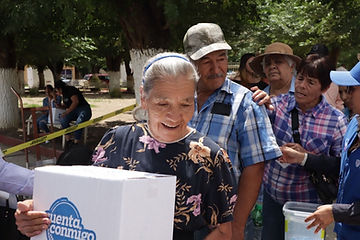 Entrega SDHyBC apoyos alimentarios durante feria de servicios en Temósachic