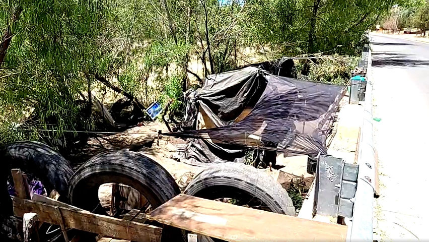 alrededor de cuatro personas en situacion de calle se refugian en la vialidad del rio