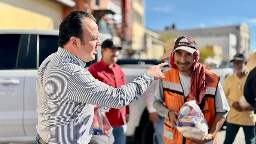 Guillermo “Memo” Ramírez entrega apoyos alimentarios a familias de Parral este 24 de diciembre