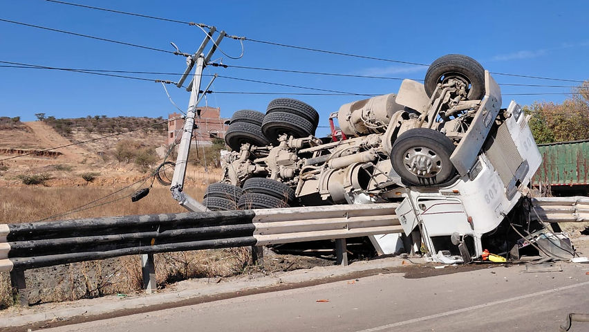 encontronazo entre camion y camioneta deja un lesionado en la via corta