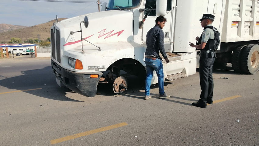 llanta se sale de camion y provoca danos en dos vehiculos sobre la via corta