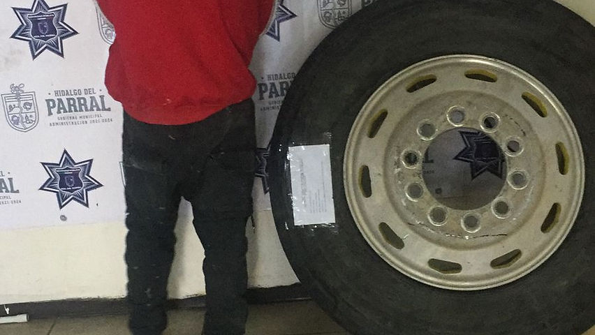 detienen a ladron cuando hurtaba un enorme neumatico de camion