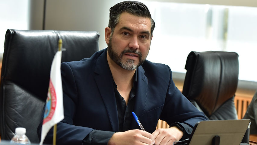 diputado edgar pinon celebra descuentos en recargos de parquimetros