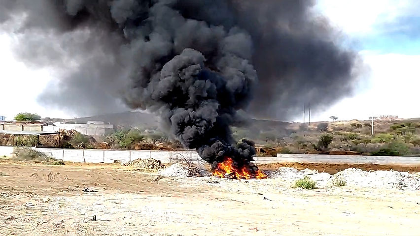 quema de neumaticos en las animas genera densa nube de humo toxico