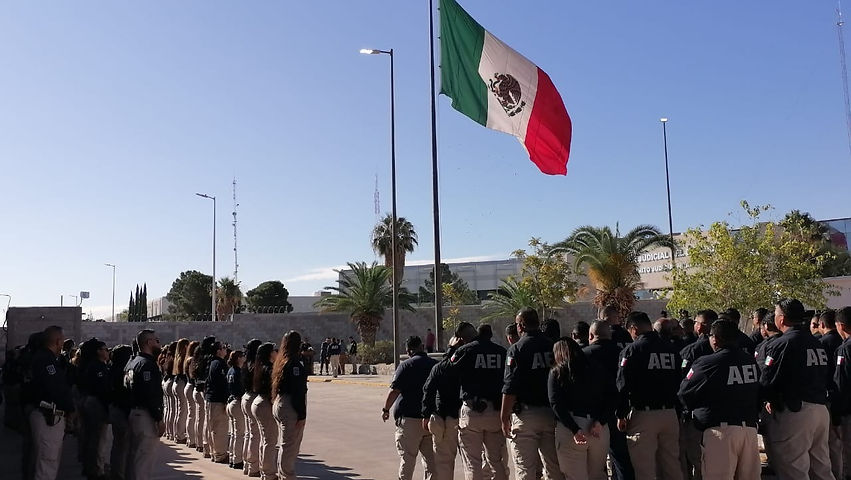 Conmemora FGE Día de la Independencia con honores a la bandera en Juárez