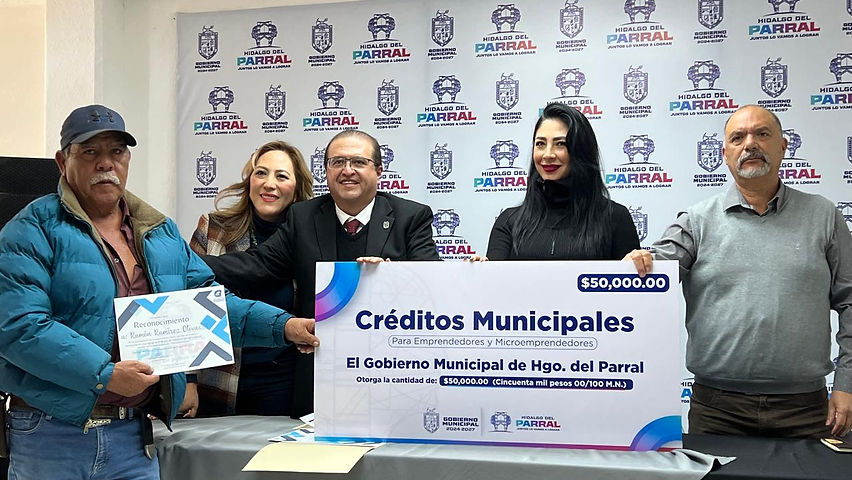 entrega alcalde creditos municipales a 10 emprendedores