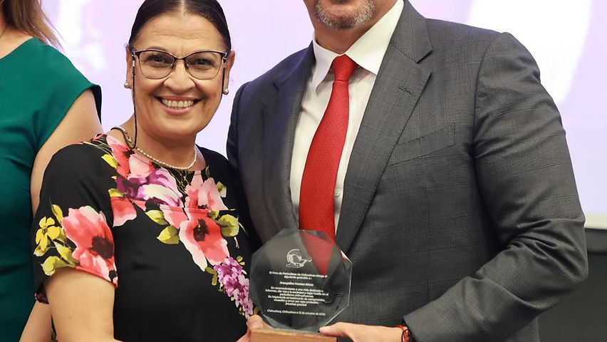 Cruz Pérez Cuéllar felicita a ganadores del Premio Estatal de Periodismo 2026