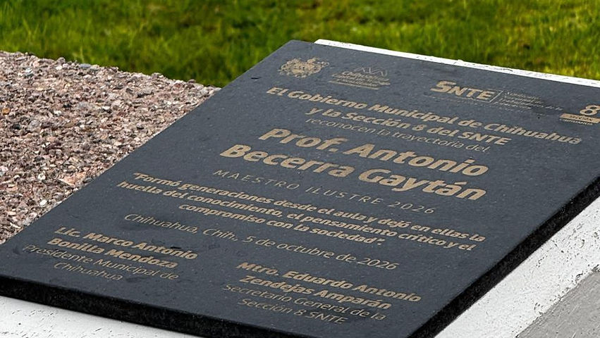 Develan placa de Antonio Becerra Gaytán como Maestro Ilustre 2026