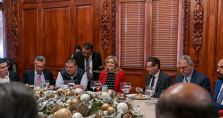 Maru Campos encabeza brindis navideño con miembros de su Gabinete