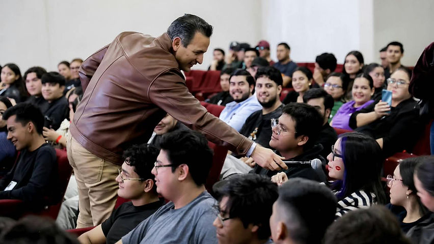 Exhorta Marco Bonilla a jóvenes de Delicias a cumplir sus sueños y contribuir al desarrollo de la región