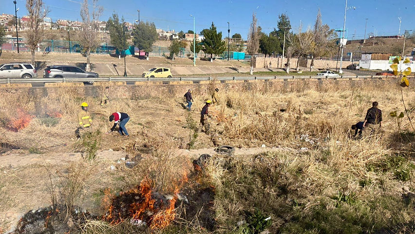 realiza proteccion civil y bomberos quema controlada en la vialidad del rio