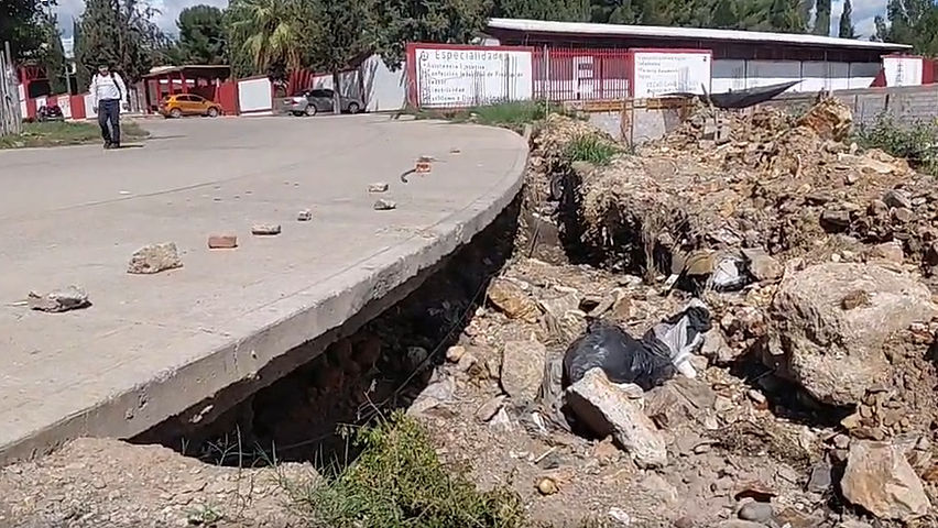 riesgo inminente junto al cecati urge reparacion de calle deslavada