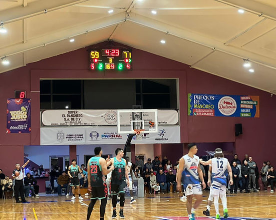 Alcalde fortalece el deporte con la entrega de nueva pizarra electrónica