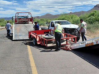 Vuelca camioneta en la Vía Corta tras estallido de neumático en remolque