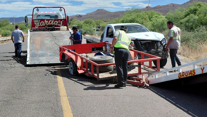 vuelca camioneta en la via corta tras estallido de neumatico en remolque