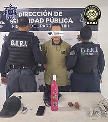 Detienen a hombre por robo a negocio y posesión de drogas