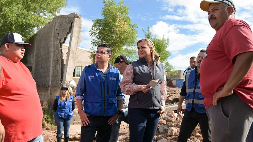 Maru Campos recorre colonias afectadas por lluvias en la ciudad de Chihuahua