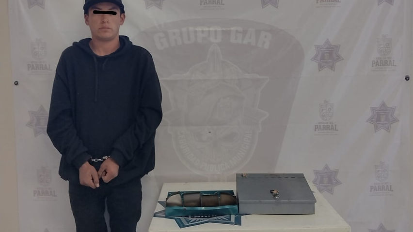 mozalbete roba una caja registradora de una peluqueria
