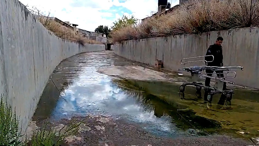 de donde la saco indigente se paseaba por toda la ciudad con una camilla de hospital