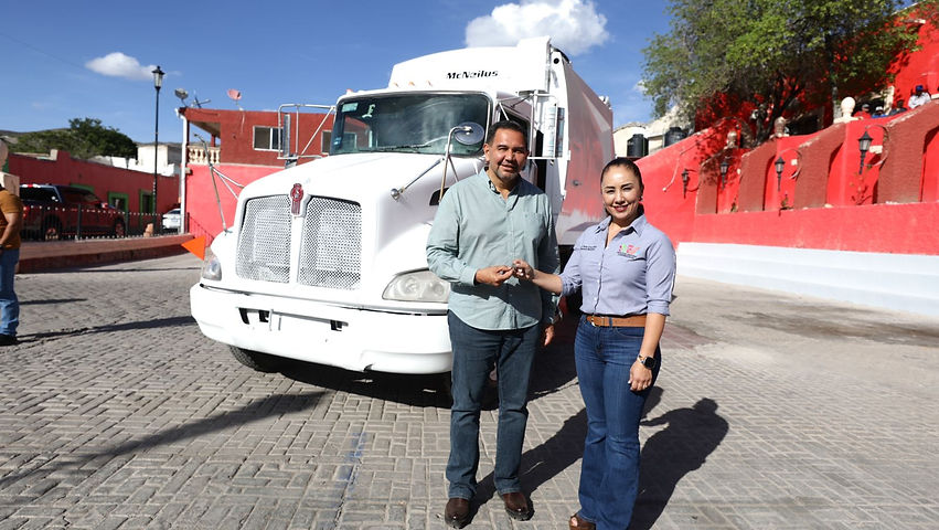 Entrega Cruz Pérez Cuellar camiones recolectores en la Cruz, Chih. y Aquiles Serdán