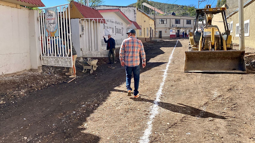 tono bilbao supervisa obra de pavimentacion en santa barbara