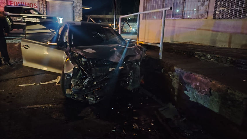 choque contra objeto fijo en la calle mercaderes deja cuantiosos danos
