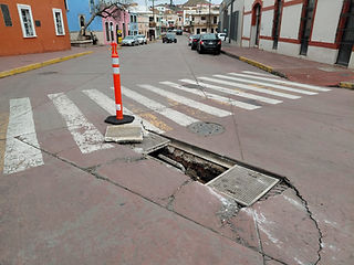 ¡Trampa mortal! Coladera destapada amenaza a peatones y conductores en la calle Juárez