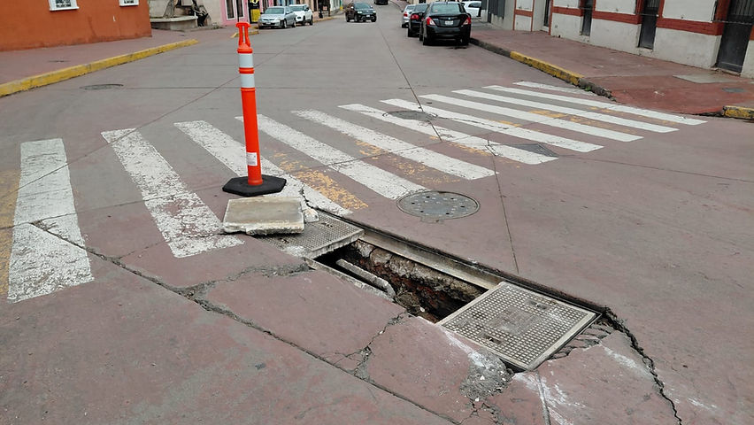 trampa mortal coladera destapada amenaza a peatones y conductores en la calle juarez