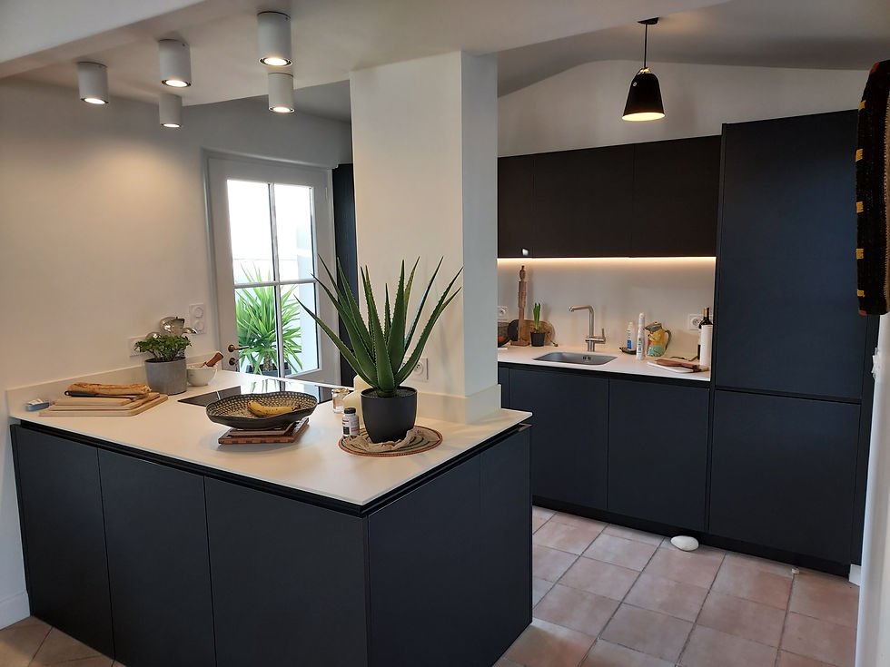 Cuisine en mélaminé noir mat et granit blanc