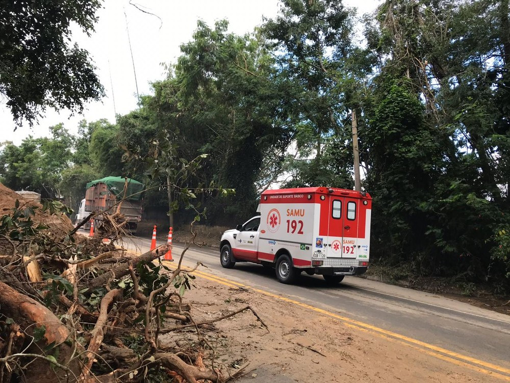 Rio-Santos é liberada parcialmente em trecho com deslizamento de terra em São Sebastião — Foto: Prefeitura de São Sebastião/Divulgação