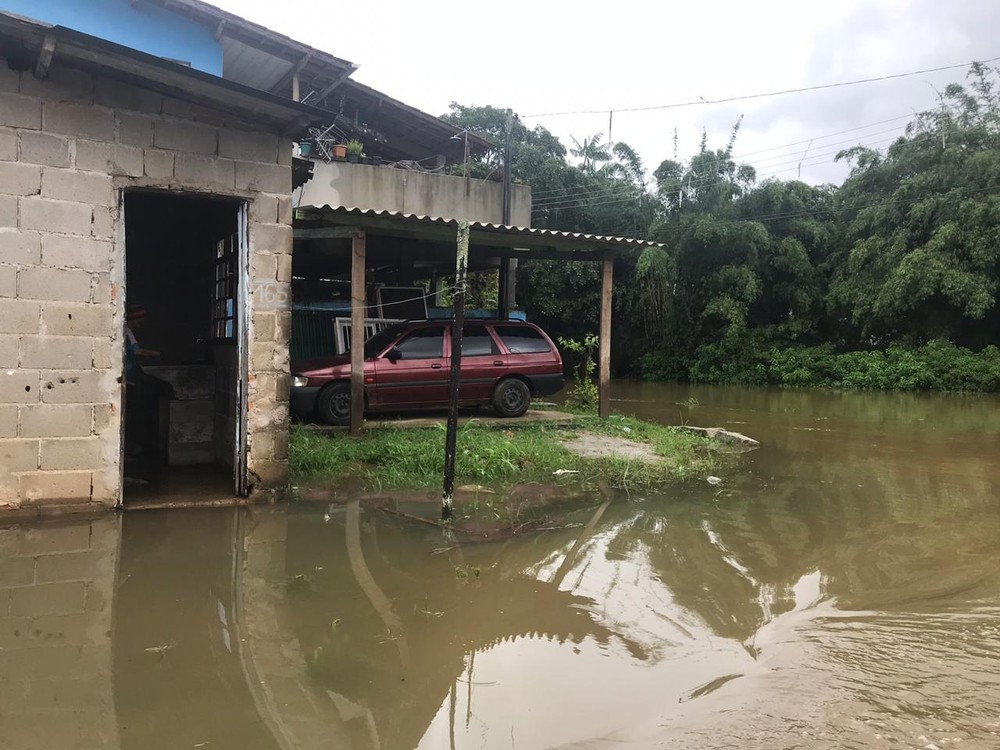 Chuva causa alagamento em Ubatuba. — Foto: Pedro Melo/ TV Vanguarda