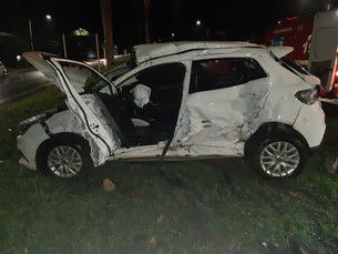 Batida entre carro e ônibus deixa dois mortos e quatro feridos na BR-101, em Angra dos Reis