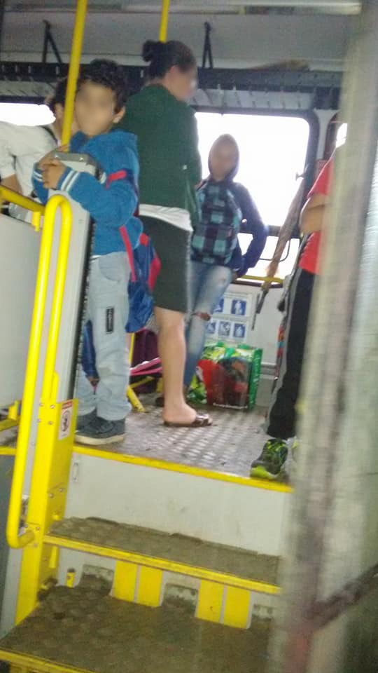 Alunos com idades entre 4 a 12 anos são transportados em pé, num percurso entre a Praia Vermelha do Norte e a Praia da Fazenda - Foto: Arquivo pessoal