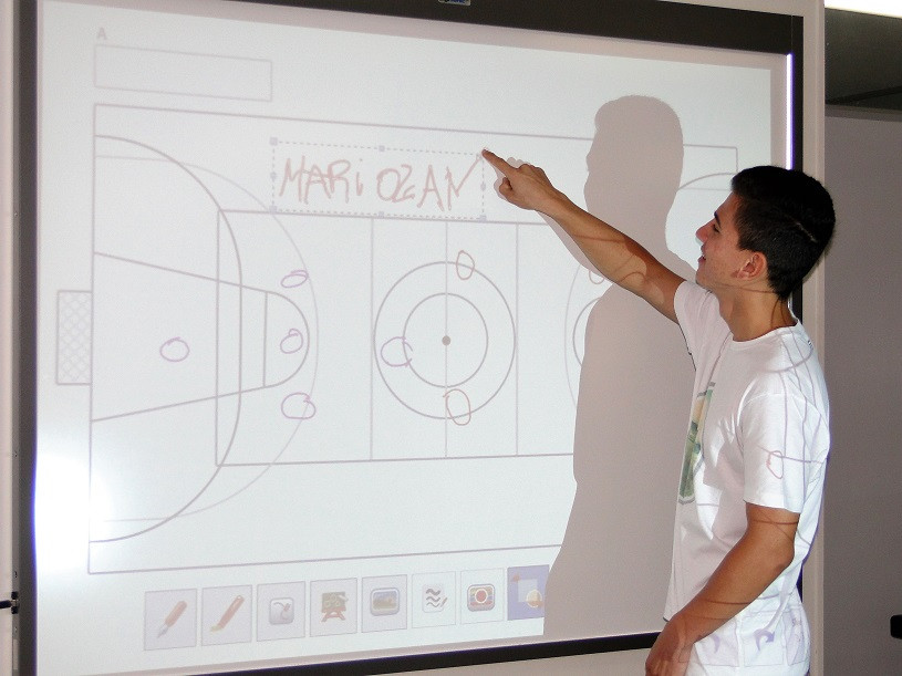 Jovem em pé em frente a lousa digital escrevendo e desenhando (Foto: Cristiane Demarchi /PMC)