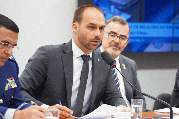 Sanções vão de advertência até suspensão de atividades por 12 meses. Parte dos alvos deve deixar a sigla para se juntar a novo partido criado pelo presidente da República.